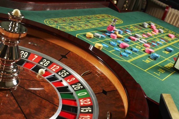 raibola44 CQ9 table interface showing bet slip, live chat, and dealer video